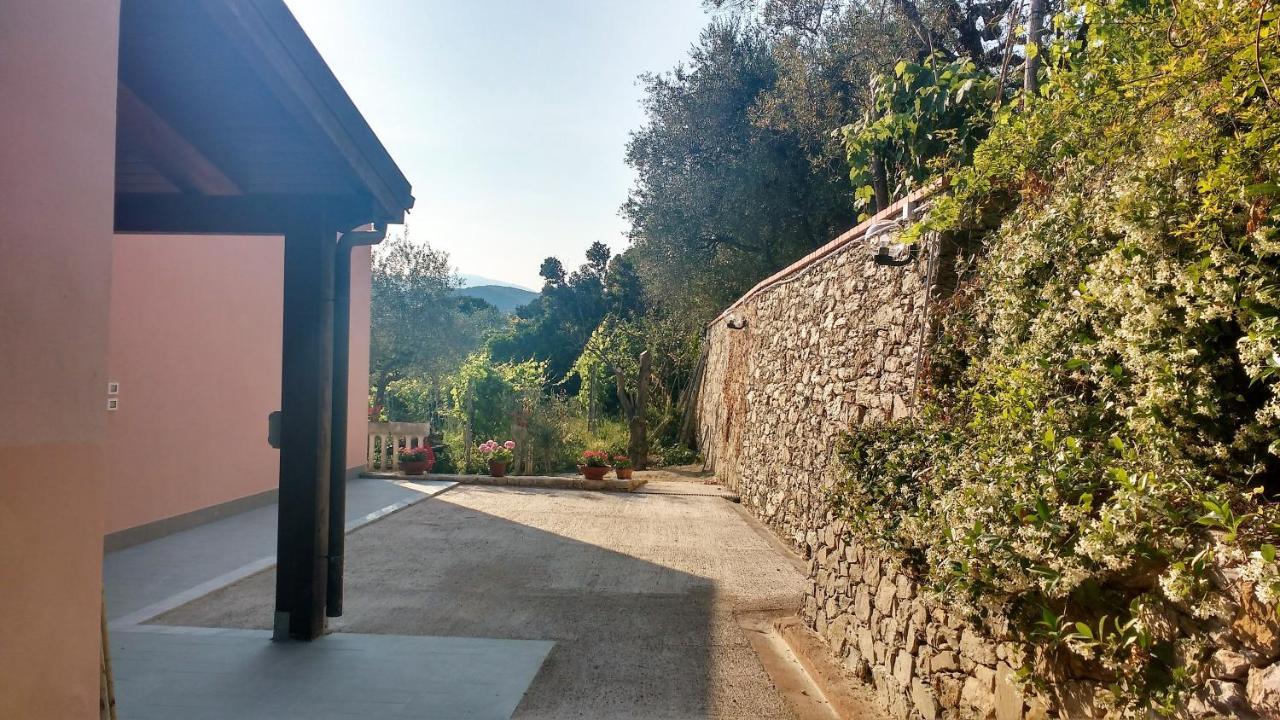 La Vie Est Belle Panzió Finale Ligure Kültér fotó