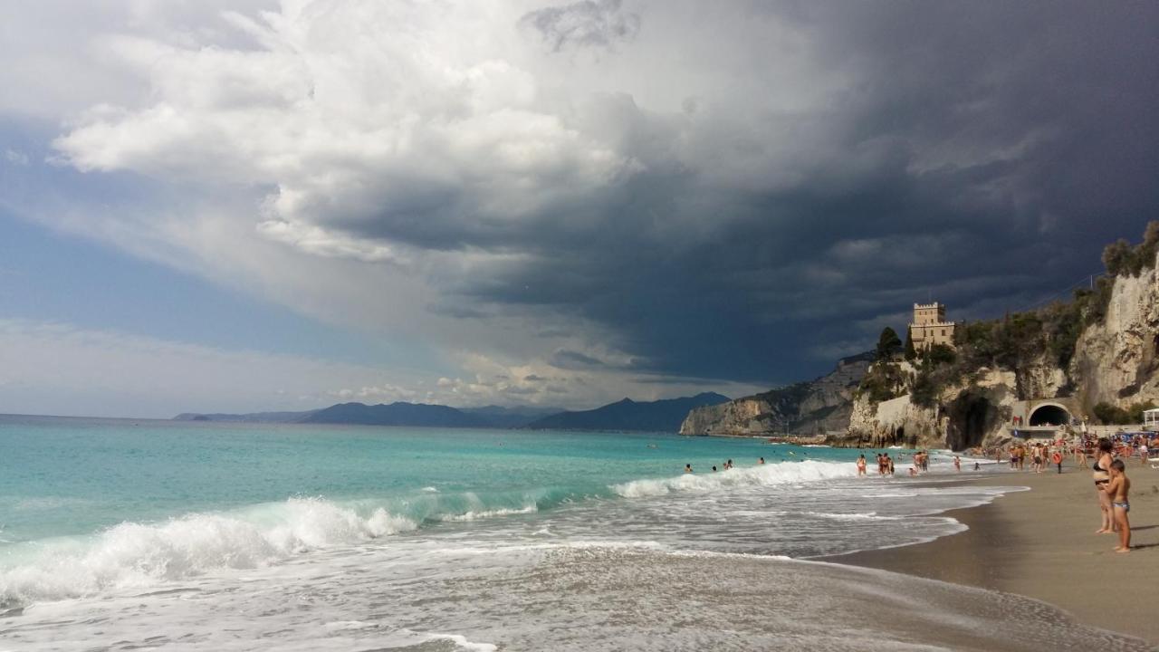 La Vie Est Belle Panzió Finale Ligure Kültér fotó