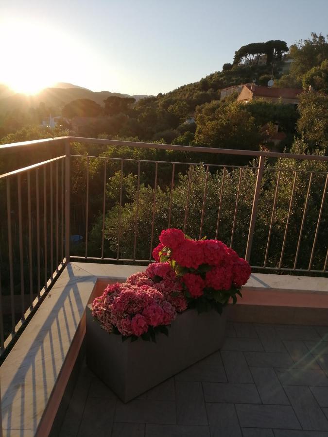 La Vie Est Belle Panzió Finale Ligure Kültér fotó